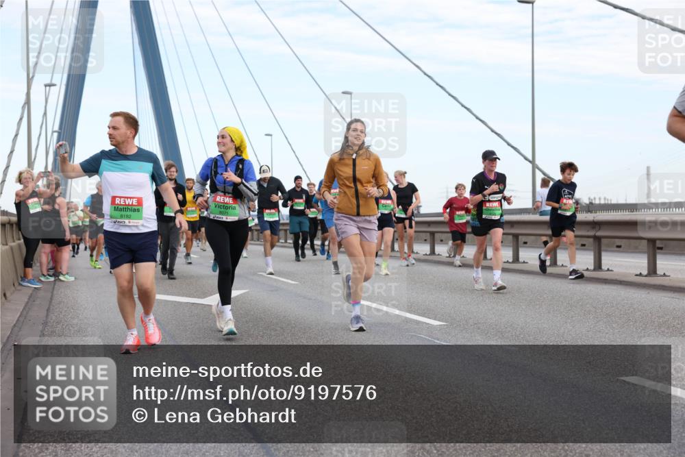 03.10.2025 - Köhlbrandbrückenlauf Lena Gebhardt http://msf.ph/oto/9197576 03.10.2025 15:31:44 Position 1 8182, 8071 meine-sportfotos.de