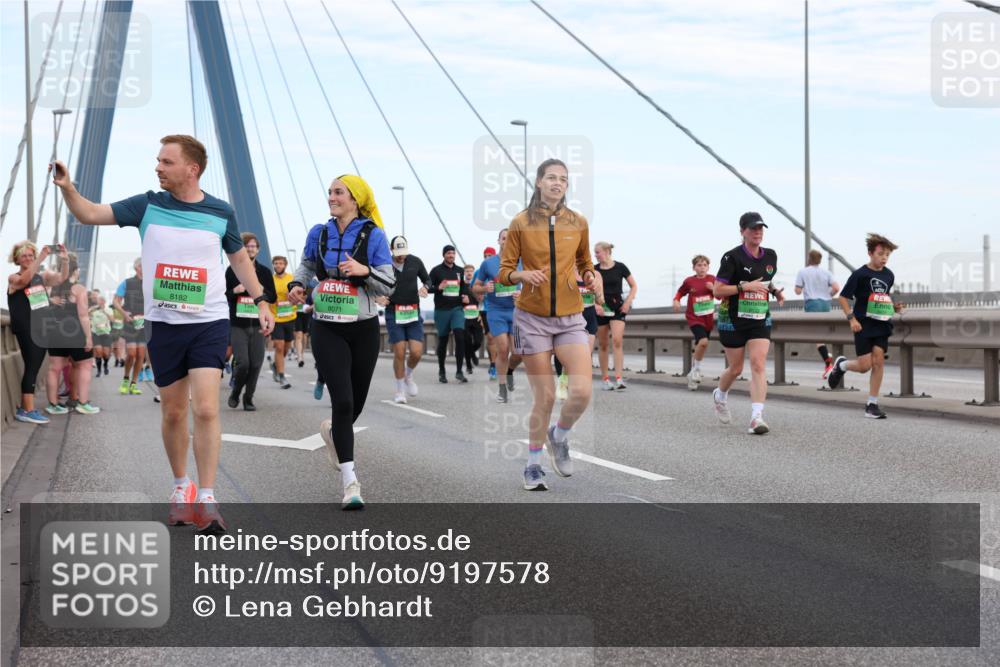 03.10.2025 - Köhlbrandbrückenlauf Lena Gebhardt http://msf.ph/oto/9197578 03.10.2025 15:31:44 Position 1 8182, 8071, 8123, 8484 meine-sportfotos.de