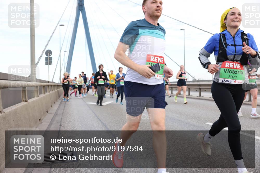 03.10.2025 - Köhlbrandbrückenlauf Lena Gebhardt http://msf.ph/oto/9197594 03.10.2025 15:31:46 Position 1 2, 8071 meine-sportfotos.de