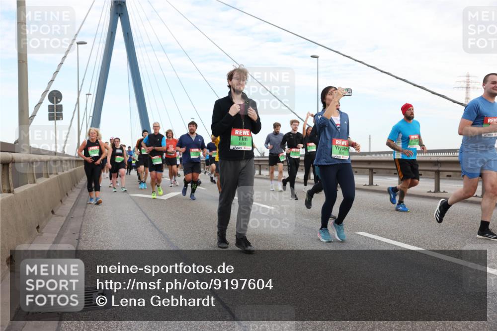 03.10.2025 - Köhlbrandbrückenlauf Lena Gebhardt http://msf.ph/oto/9197604 03.10.2025 15:31:49 Position 1 8458, 9510 meine-sportfotos.de