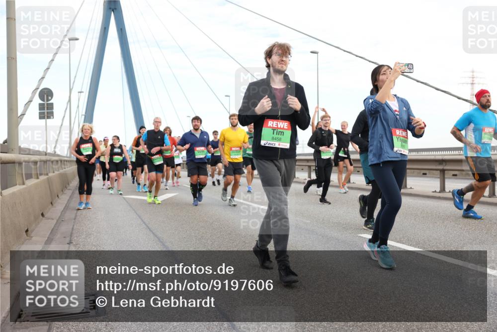 03.10.2025 - Köhlbrandbrückenlauf Lena Gebhardt http://msf.ph/oto/9197606 03.10.2025 15:31:49 Position 1 8458, 9510 meine-sportfotos.de