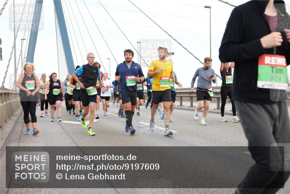 03.10.2025 - Köhlbrandbrückenlauf Lena Gebhardt http://msf.ph/oto/9197609 03.10.2025 15:31:50 Position 1 8167, 8119, 8458 meine-sportfotos.de