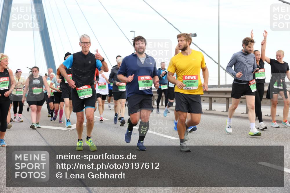 03.10.2025 - Köhlbrandbrückenlauf Lena Gebhardt http://msf.ph/oto/9197612 03.10.2025 15:31:50 Position 1 7662, 8167, 8107, 8119 meine-sportfotos.de