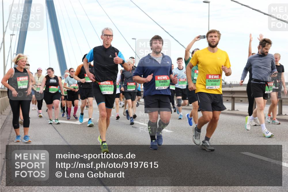 03.10.2025 - Köhlbrandbrückenlauf Lena Gebhardt http://msf.ph/oto/9197615 03.10.2025 15:31:51 Position 1 7662, 8167, 8107, 8119 meine-sportfotos.de