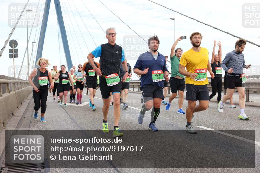 03.10.2025 - Köhlbrandbrückenlauf Lena Gebhardt http://msf.ph/oto/9197617 03.10.2025 15:31:51 Position 1 7662, 8167, 8107, 8119 meine-sportfotos.de