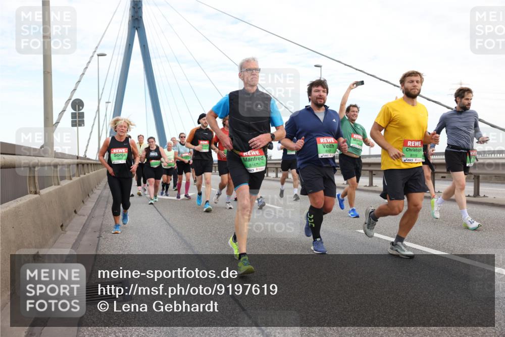 03.10.2025 - Köhlbrandbrückenlauf Lena Gebhardt http://msf.ph/oto/9197619 03.10.2025 15:31:52 Position 1 8167, 8107, 8119 meine-sportfotos.de