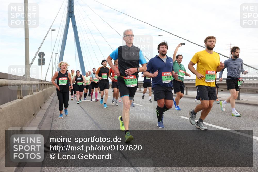 03.10.2025 - Köhlbrandbrückenlauf Lena Gebhardt http://msf.ph/oto/9197620 03.10.2025 15:31:52 Position 1 8167, 8107, 8119 meine-sportfotos.de