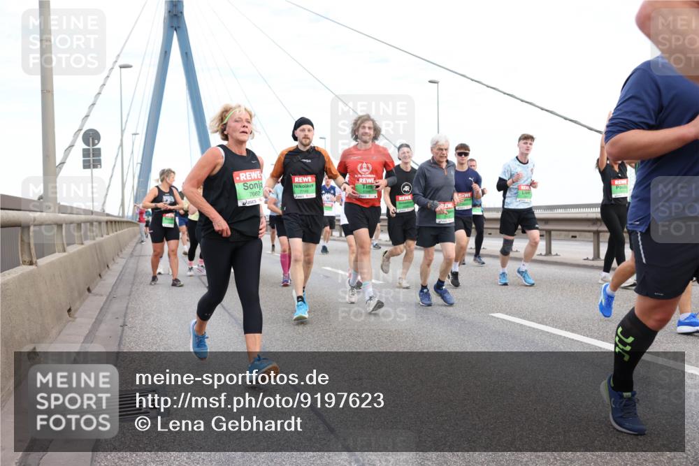 03.10.2025 - Köhlbrandbrückenlauf Lena Gebhardt http://msf.ph/oto/9197623 03.10.2025 15:31:53 Position 1 7662, 7749 meine-sportfotos.de