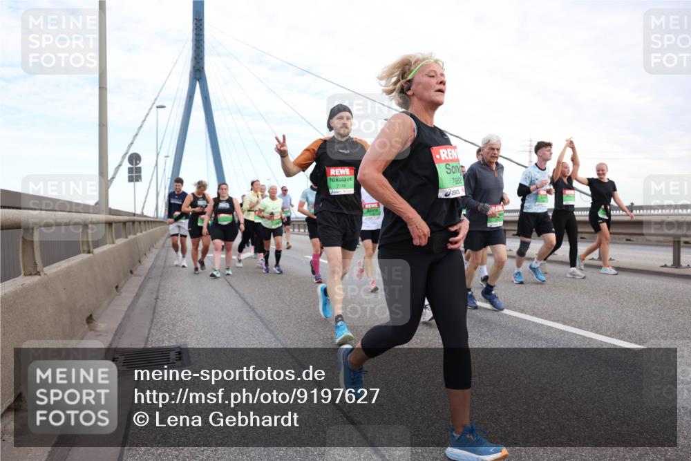 03.10.2025 - Köhlbrandbrückenlauf Lena Gebhardt http://msf.ph/oto/9197627 03.10.2025 15:31:53 Position 1 7749, 7662 meine-sportfotos.de