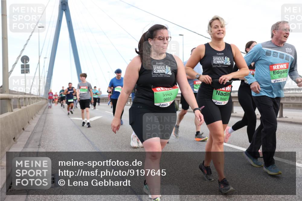 03.10.2025 - Köhlbrandbrückenlauf Lena Gebhardt http://msf.ph/oto/9197645 03.10.2025 15:31:57 Position 1 9691, 9030, 9442 meine-sportfotos.de