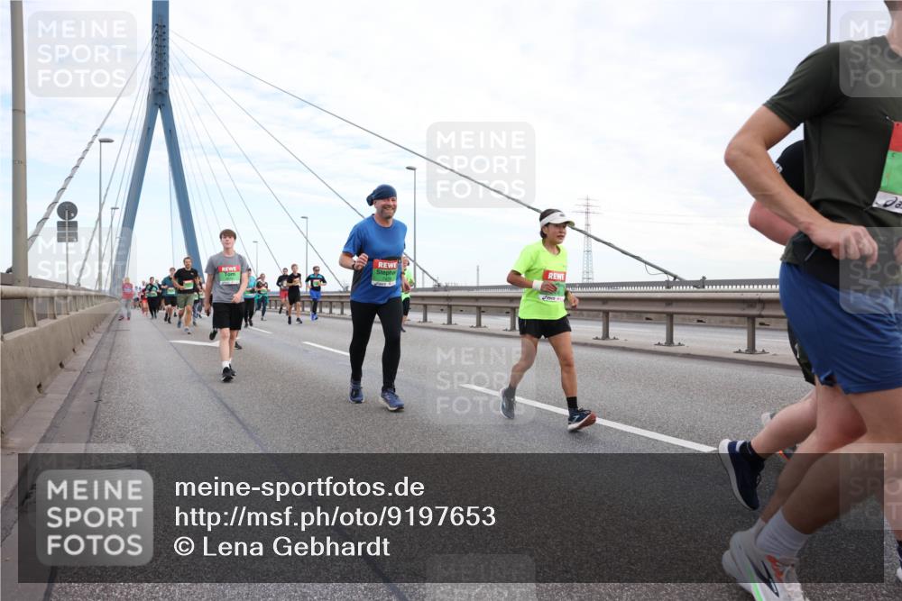 03.10.2025 - Köhlbrandbrückenlauf Lena Gebhardt http://msf.ph/oto/9197653 03.10.2025 15:31:59 Position 1  meine-sportfotos.de