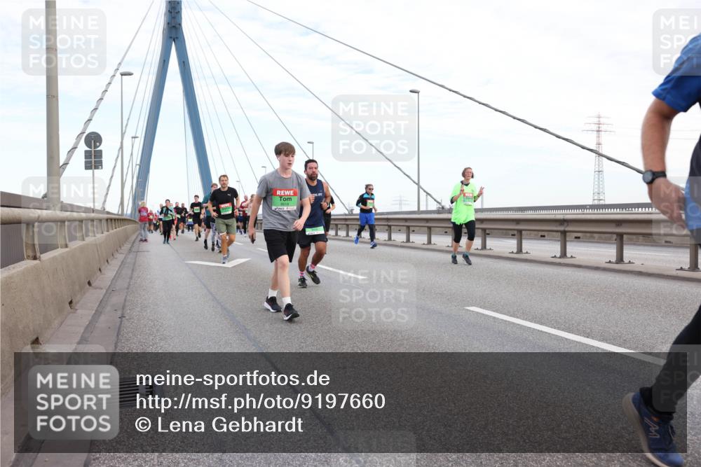 03.10.2025 - Köhlbrandbrückenlauf Lena Gebhardt http://msf.ph/oto/9197660 03.10.2025 15:32:00 Position 1  meine-sportfotos.de