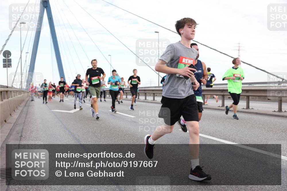 03.10.2025 - Köhlbrandbrückenlauf Lena Gebhardt http://msf.ph/oto/9197667 03.10.2025 15:32:01 Position 1  meine-sportfotos.de