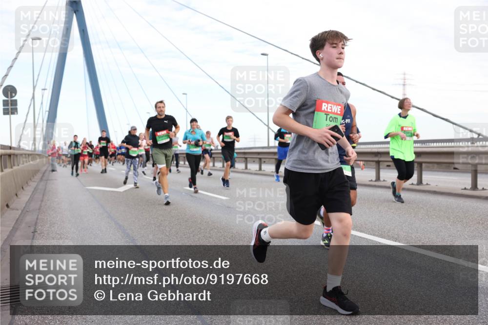 03.10.2025 - Köhlbrandbrückenlauf Lena Gebhardt http://msf.ph/oto/9197668 03.10.2025 15:32:01 Position 1  meine-sportfotos.de