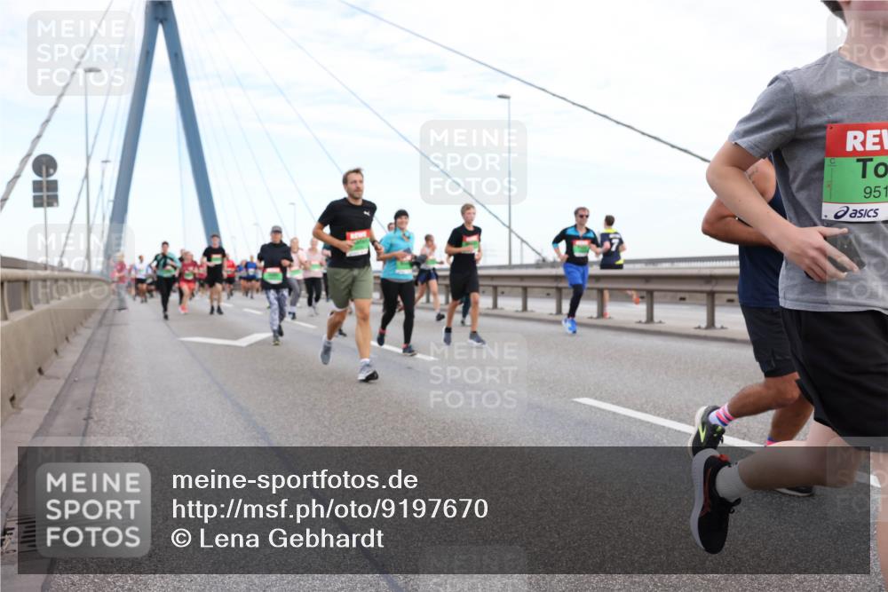03.10.2025 - Köhlbrandbrückenlauf Lena Gebhardt http://msf.ph/oto/9197670 03.10.2025 15:32:02 Position 1 951 meine-sportfotos.de