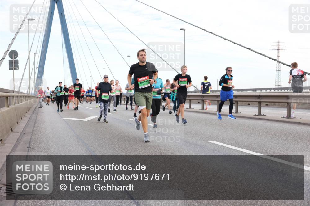 03.10.2025 - Köhlbrandbrückenlauf Lena Gebhardt http://msf.ph/oto/9197671 03.10.2025 15:32:02 Position 1  meine-sportfotos.de