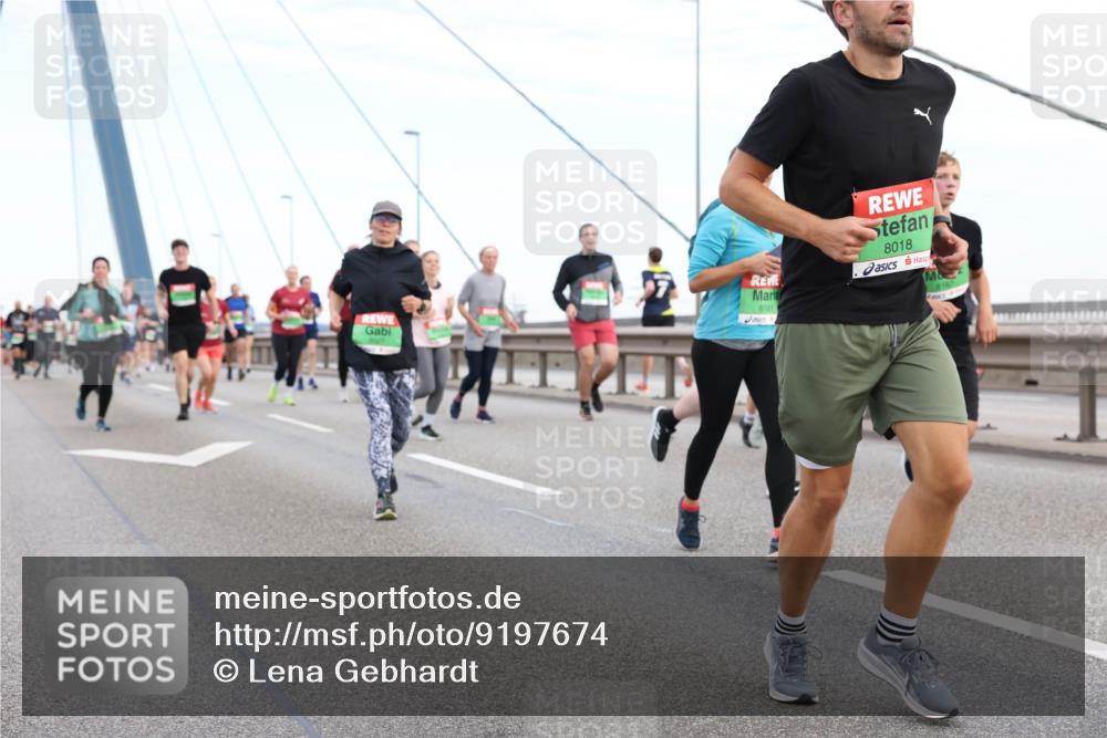 03.10.2025 - Köhlbrandbrückenlauf Lena Gebhardt http://msf.ph/oto/9197674 03.10.2025 15:32:03 Position 1 8018, 8161 meine-sportfotos.de