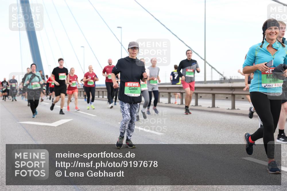 03.10.2025 - Köhlbrandbrückenlauf Lena Gebhardt http://msf.ph/oto/9197678 03.10.2025 15:32:03 Position 1 8027, 8161 meine-sportfotos.de