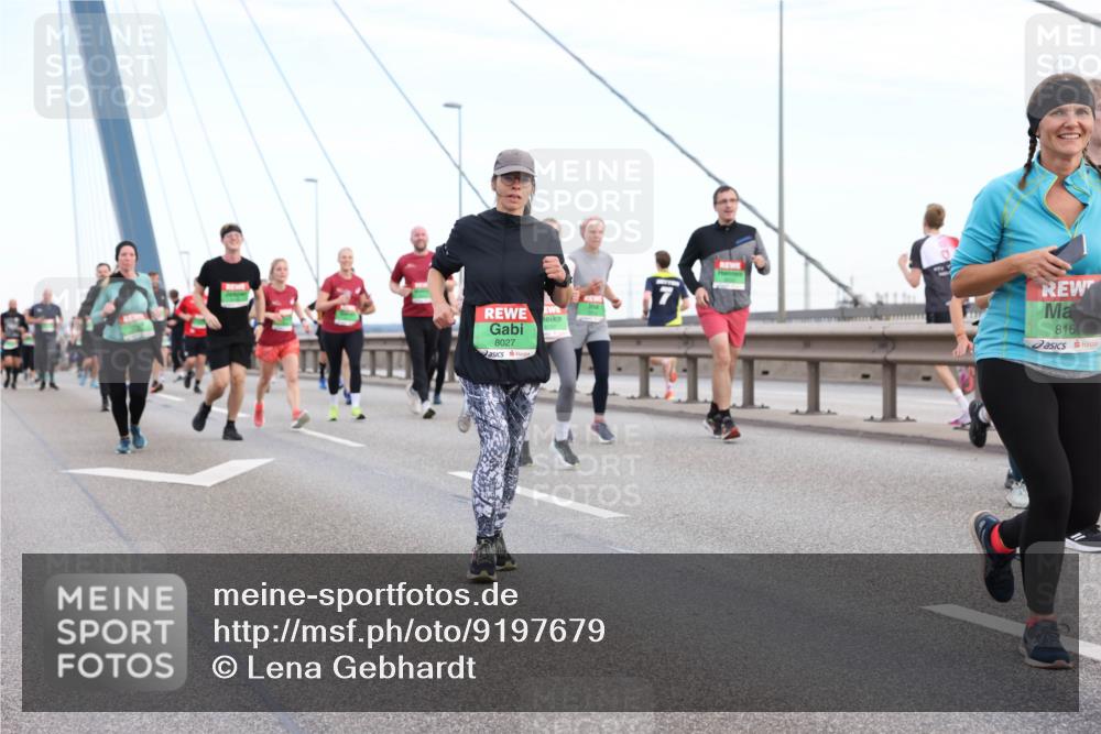 03.10.2025 - Köhlbrandbrückenlauf Lena Gebhardt http://msf.ph/oto/9197679 03.10.2025 15:32:03 Position 1 8027, 816 meine-sportfotos.de