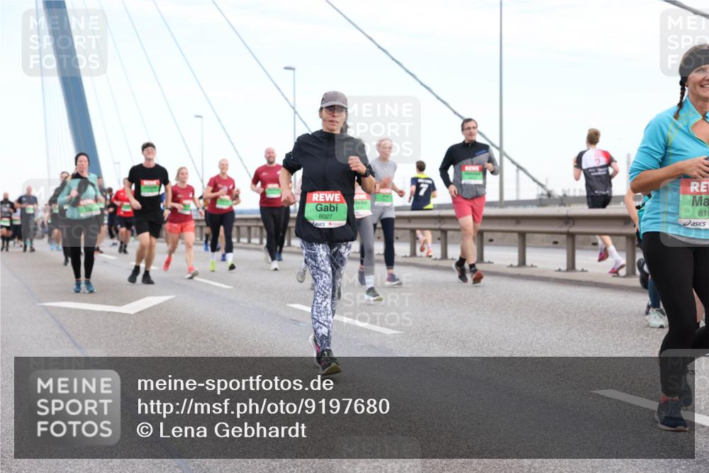 03.10.2025 - Köhlbrandbrückenlauf Lena Gebhardt http://msf.ph/oto/9197680 03.10.2025 15:32:04 Position 1 8027, 816 meine-sportfotos.de