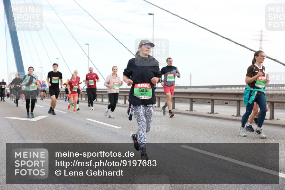 03.10.2025 - Köhlbrandbrückenlauf Lena Gebhardt http://msf.ph/oto/9197683 03.10.2025 15:32:04 Position 1 8027, 8006 meine-sportfotos.de