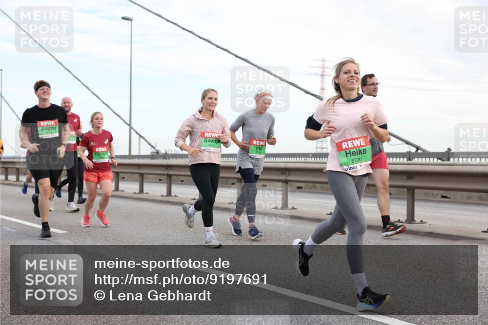 03.10.2025 - Köhlbrandbrückenlauf Lena Gebhardt http://msf.ph/oto/9197691 03.10.2025 15:32:06 Position 1 8056, 7919, 8700 meine-sportfotos.de