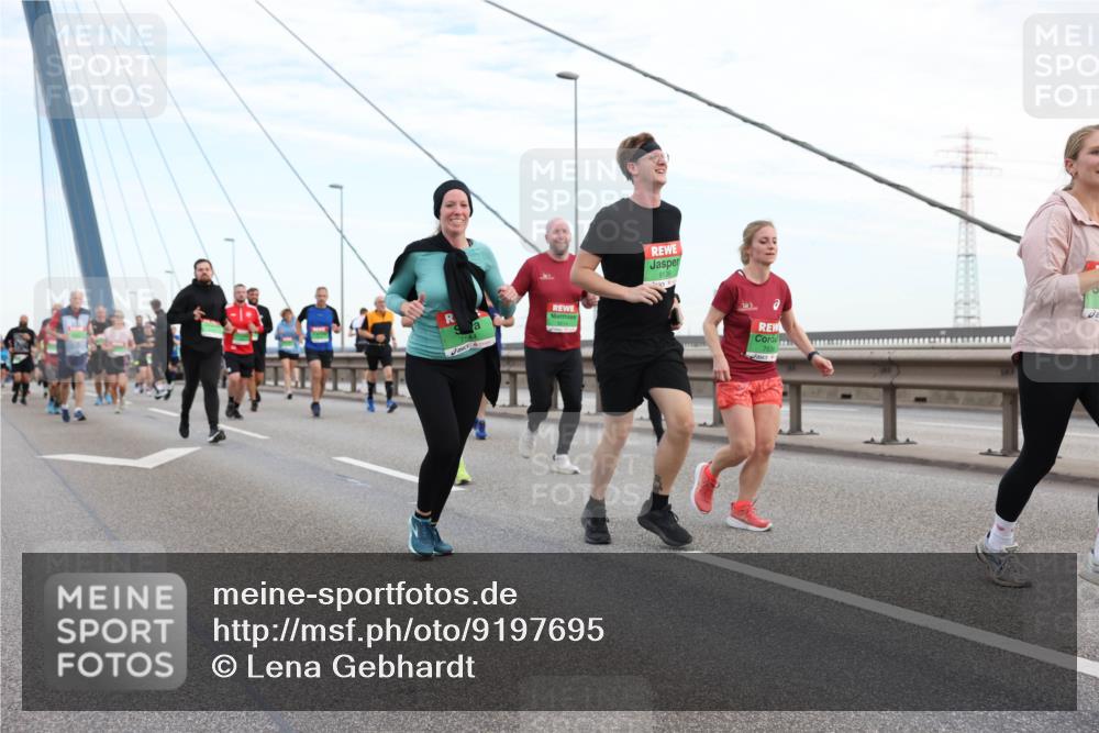 03.10.2025 - Köhlbrandbrückenlauf Lena Gebhardt http://msf.ph/oto/9197695 03.10.2025 15:32:07 Position 1 7938 meine-sportfotos.de