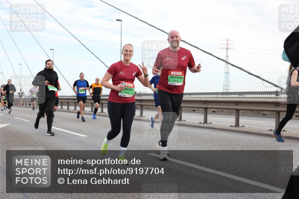 03.10.2025 - Köhlbrandbrückenlauf Lena Gebhardt http://msf.ph/oto/9197704 03.10.2025 15:32:09 Position 1 8215, 8214 meine-sportfotos.de