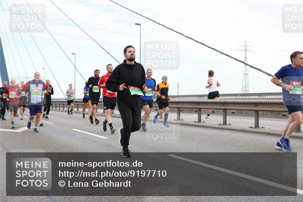 03.10.2025 - Köhlbrandbrückenlauf Lena Gebhardt http://msf.ph/oto/9197710 03.10.2025 15:32:10 Position 1 8157, 9318 meine-sportfotos.de