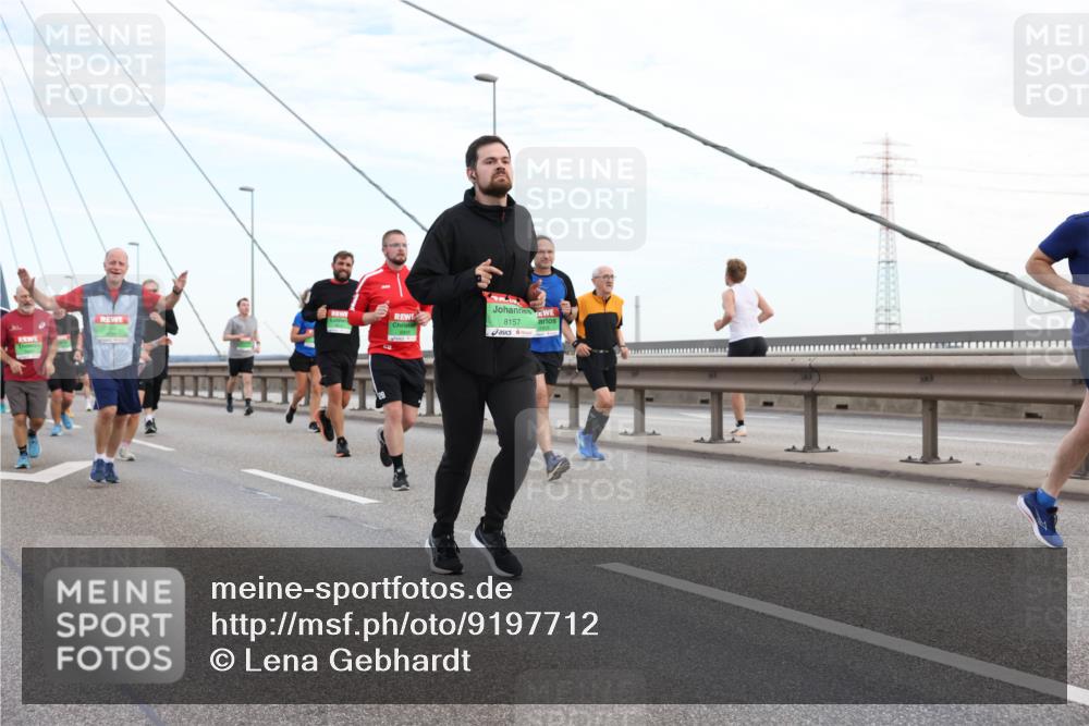 03.10.2025 - Köhlbrandbrückenlauf Lena Gebhardt http://msf.ph/oto/9197712 03.10.2025 15:32:10 Position 1 8157 meine-sportfotos.de