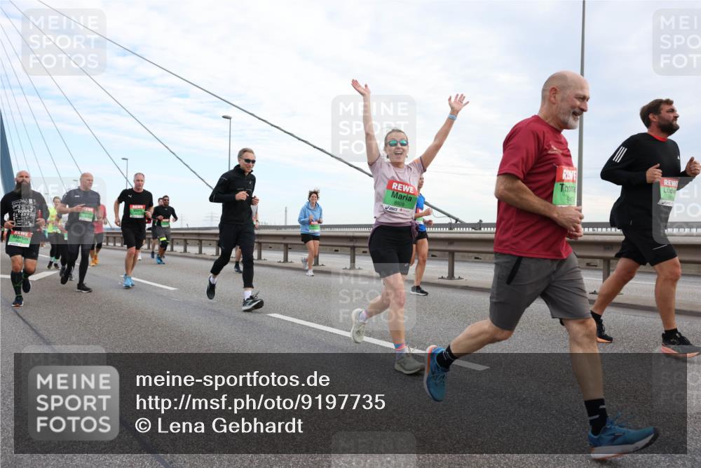 03.10.2025 - Köhlbrandbrückenlauf Lena Gebhardt http://msf.ph/oto/9197735 03.10.2025 15:32:14 Position 1 9454, 8928 meine-sportfotos.de