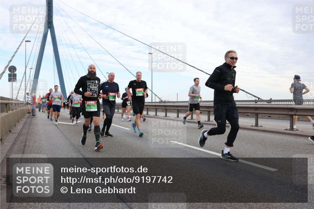 03.10.2025 - Köhlbrandbrückenlauf Lena Gebhardt http://msf.ph/oto/9197742 03.10.2025 15:32:15 Position 1  meine-sportfotos.de