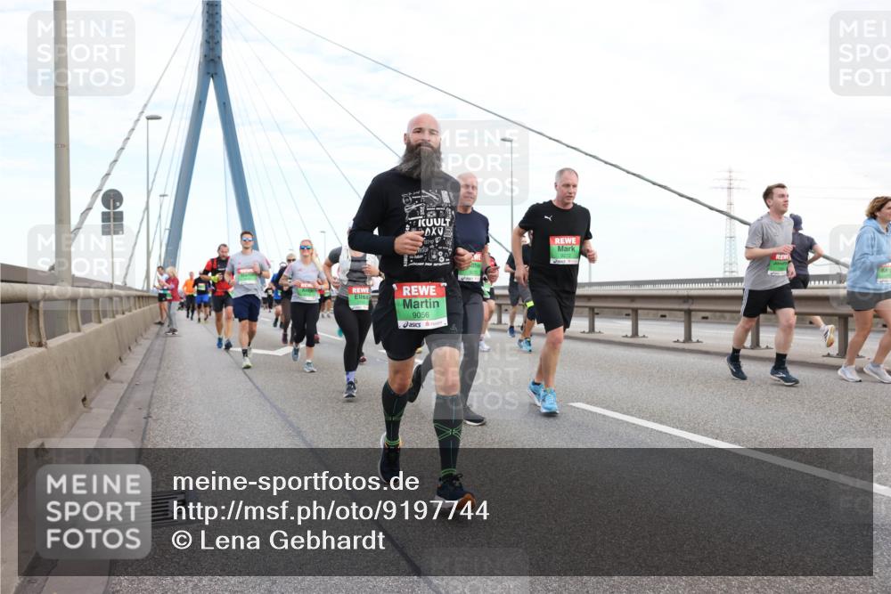 03.10.2025 - Köhlbrandbrückenlauf Lena Gebhardt http://msf.ph/oto/9197744 03.10.2025 15:32:15 Position 1 9056, 9272 meine-sportfotos.de