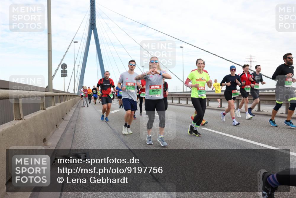 03.10.2025 - Köhlbrandbrückenlauf Lena Gebhardt http://msf.ph/oto/9197756 03.10.2025 15:32:17 Position 1 8116, 8115, 77799 meine-sportfotos.de