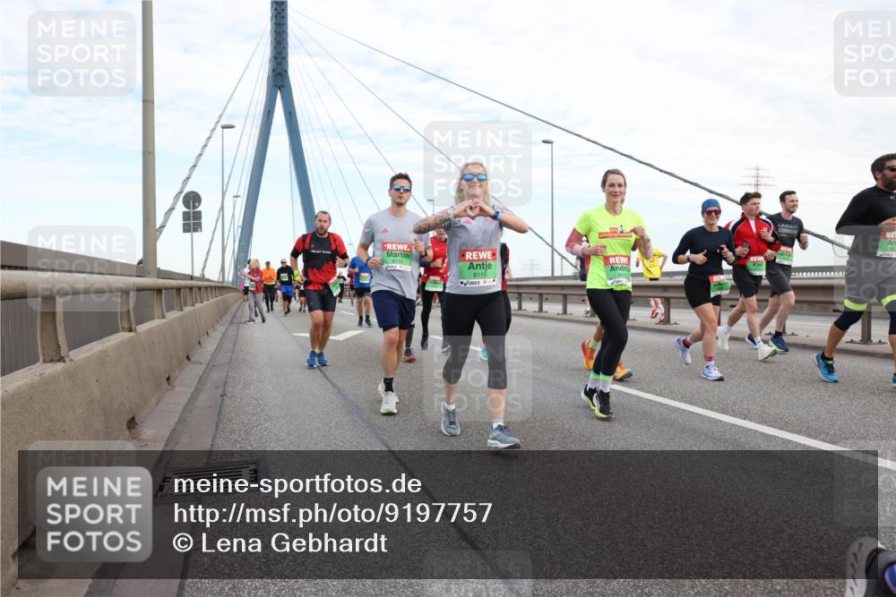 03.10.2025 - Köhlbrandbrückenlauf Lena Gebhardt http://msf.ph/oto/9197757 03.10.2025 15:32:17 Position 1 8116, 8115 meine-sportfotos.de