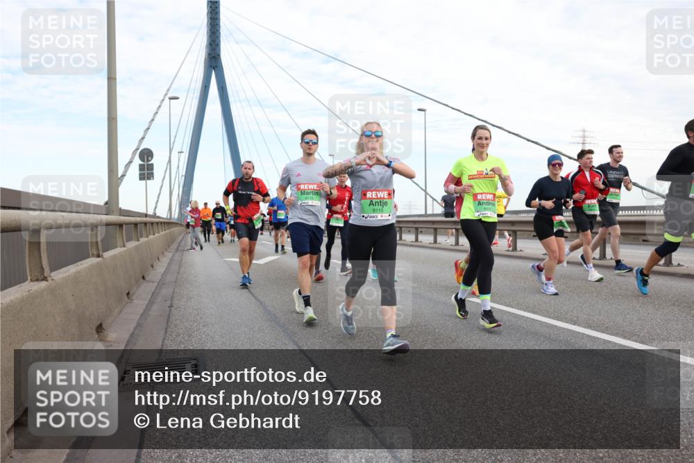 03.10.2025 - Köhlbrandbrückenlauf Lena Gebhardt http://msf.ph/oto/9197758 03.10.2025 15:32:17 Position 1 8115, 8933 meine-sportfotos.de