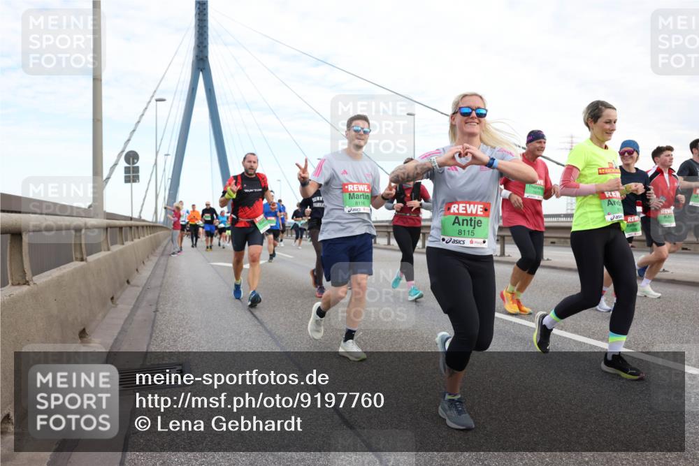 03.10.2025 - Köhlbrandbrückenlauf Lena Gebhardt http://msf.ph/oto/9197760 03.10.2025 15:32:18 Position 1 8116, 8115 meine-sportfotos.de