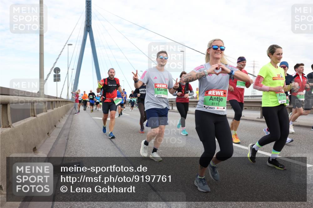 03.10.2025 - Köhlbrandbrückenlauf Lena Gebhardt http://msf.ph/oto/9197761 03.10.2025 15:32:18 Position 1 8116, 8115, 8900 meine-sportfotos.de