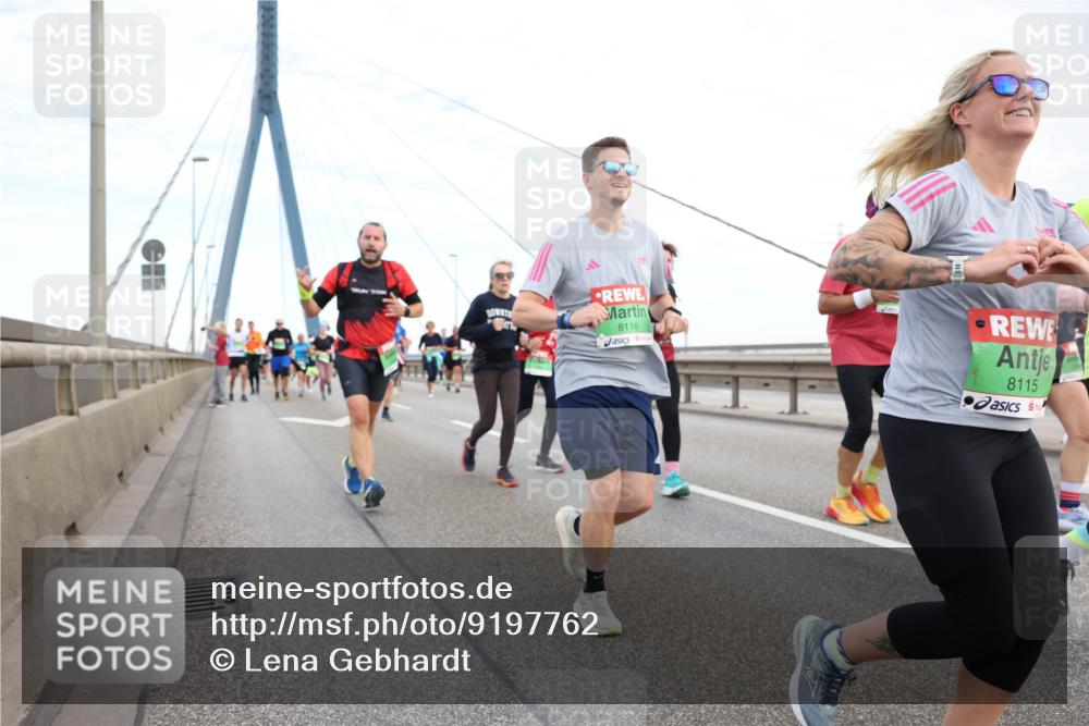 03.10.2025 - Köhlbrandbrückenlauf Lena Gebhardt http://msf.ph/oto/9197762 03.10.2025 15:32:18 Position 1 8116, 8115 meine-sportfotos.de