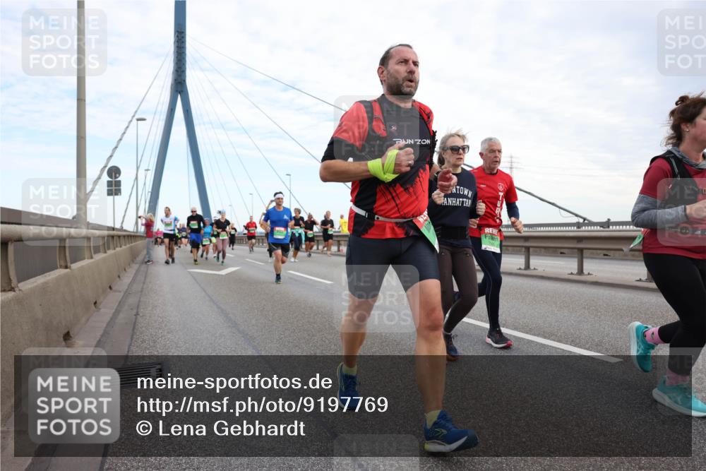03.10.2025 - Köhlbrandbrückenlauf Lena Gebhardt http://msf.ph/oto/9197769 03.10.2025 15:32:19 Position 1  meine-sportfotos.de