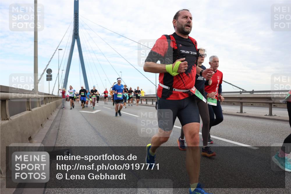 03.10.2025 - Köhlbrandbrückenlauf Lena Gebhardt http://msf.ph/oto/9197771 03.10.2025 15:32:19 Position 1  meine-sportfotos.de