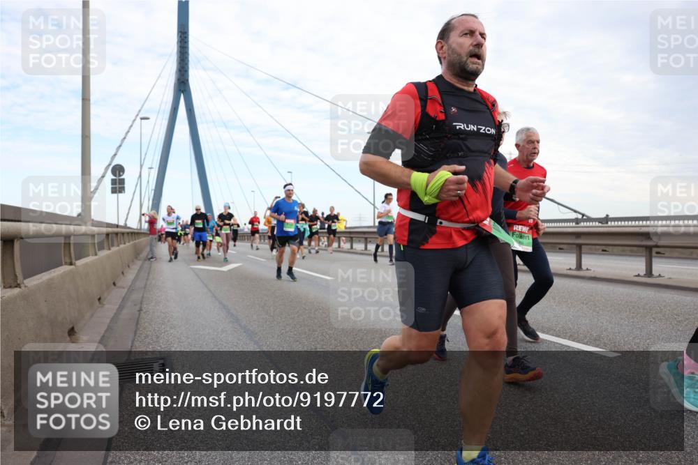 03.10.2025 - Köhlbrandbrückenlauf Lena Gebhardt http://msf.ph/oto/9197772 03.10.2025 15:32:19 Position 1  meine-sportfotos.de