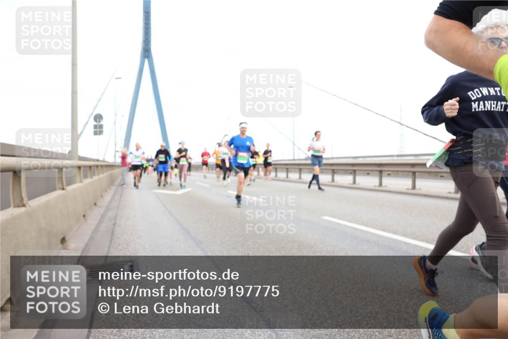 03.10.2025 - Köhlbrandbrückenlauf Lena Gebhardt http://msf.ph/oto/9197775 03.10.2025 15:32:20 Position 1  meine-sportfotos.de