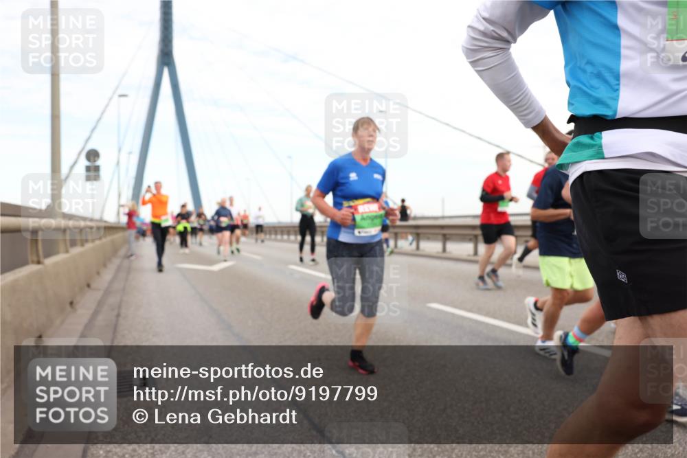 03.10.2025 - Köhlbrandbrückenlauf Lena Gebhardt http://msf.ph/oto/9197799 03.10.2025 15:32:25 Position 1  meine-sportfotos.de