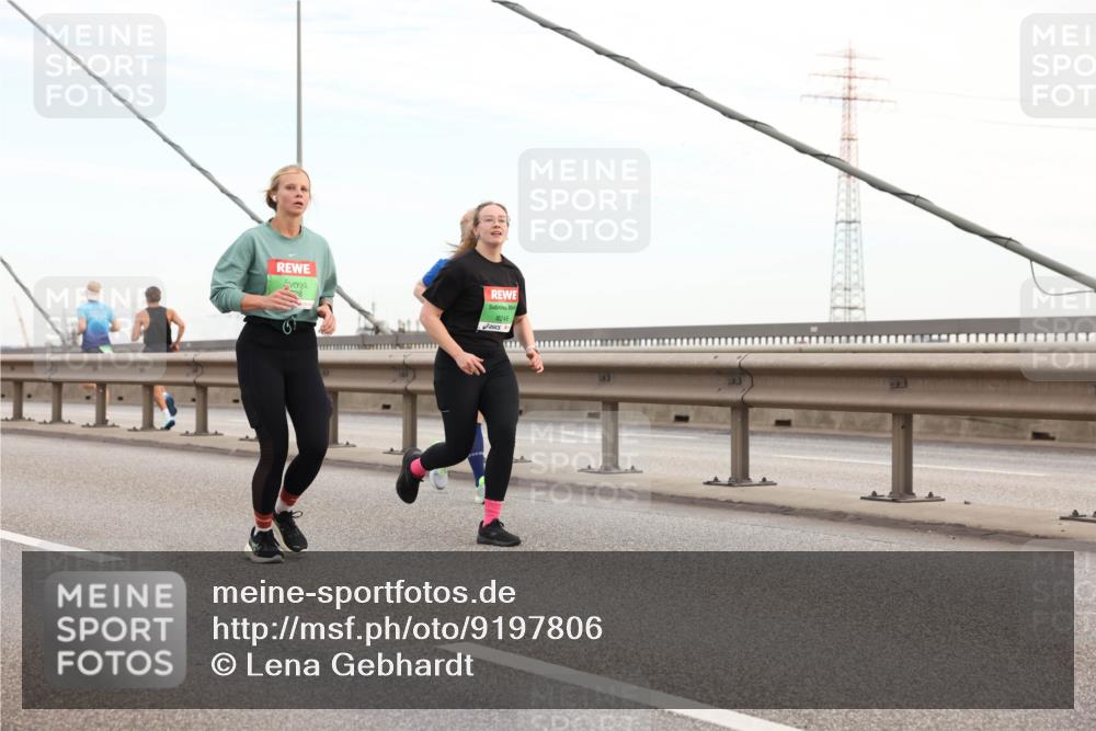 03.10.2025 - Köhlbrandbrückenlauf Lena Gebhardt http://msf.ph/oto/9197806 03.10.2025 15:32:27 Position 1 8246 meine-sportfotos.de