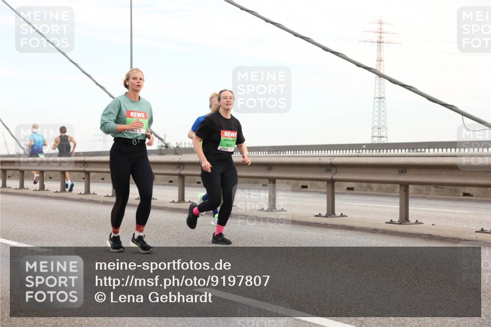 03.10.2025 - Köhlbrandbrückenlauf Lena Gebhardt http://msf.ph/oto/9197807 03.10.2025 15:32:27 Position 1 8246 meine-sportfotos.de