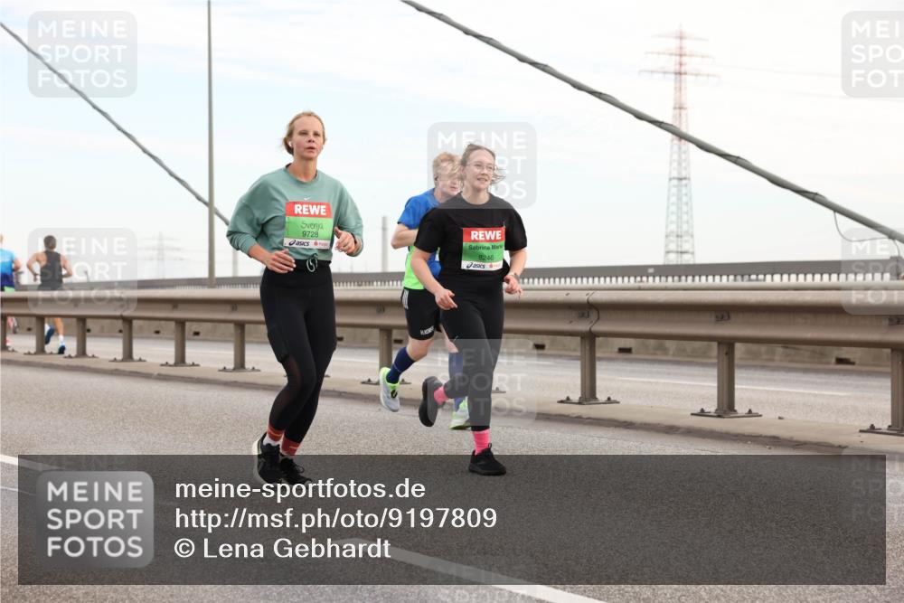 03.10.2025 - Köhlbrandbrückenlauf Lena Gebhardt http://msf.ph/oto/9197809 03.10.2025 15:32:27 Position 1 9728, 8246 meine-sportfotos.de