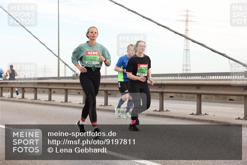 03.10.2025 - Köhlbrandbrückenlauf Lena Gebhardt http://msf.ph/oto/9197811 03.10.2025 15:32:27 Position 1 9728, 8246 meine-sportfotos.de
