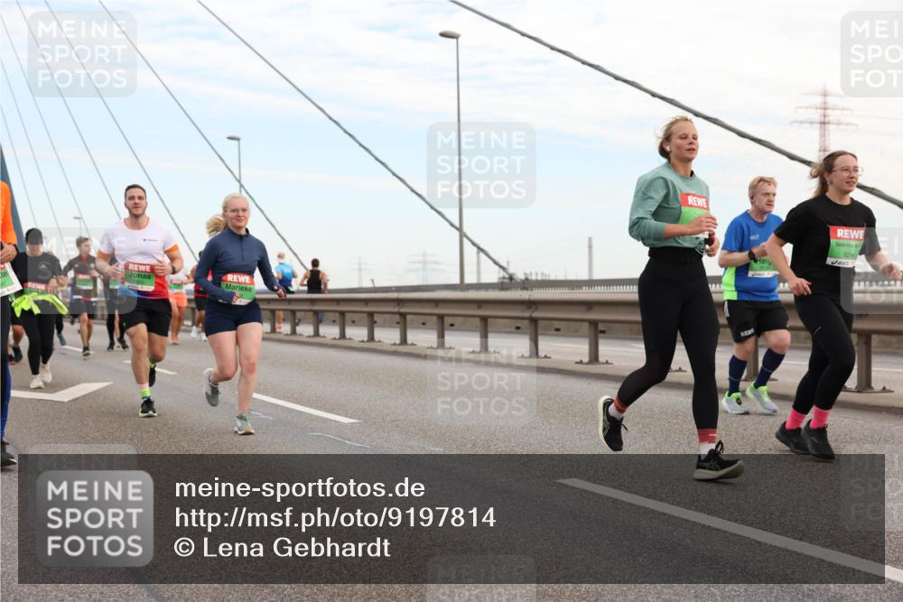 03.10.2025 - Köhlbrandbrückenlauf Lena Gebhardt http://msf.ph/oto/9197814 03.10.2025 15:32:27 Position 1 8246 meine-sportfotos.de