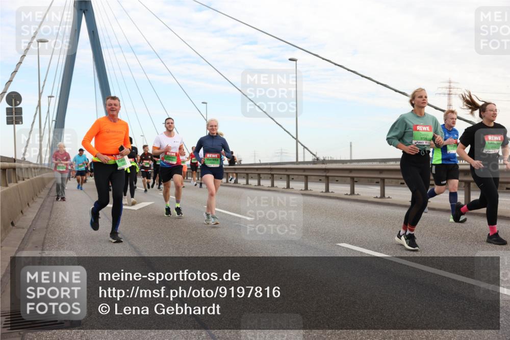 03.10.2025 - Köhlbrandbrückenlauf Lena Gebhardt http://msf.ph/oto/9197816 03.10.2025 15:32:28 Position 1 9728 meine-sportfotos.de